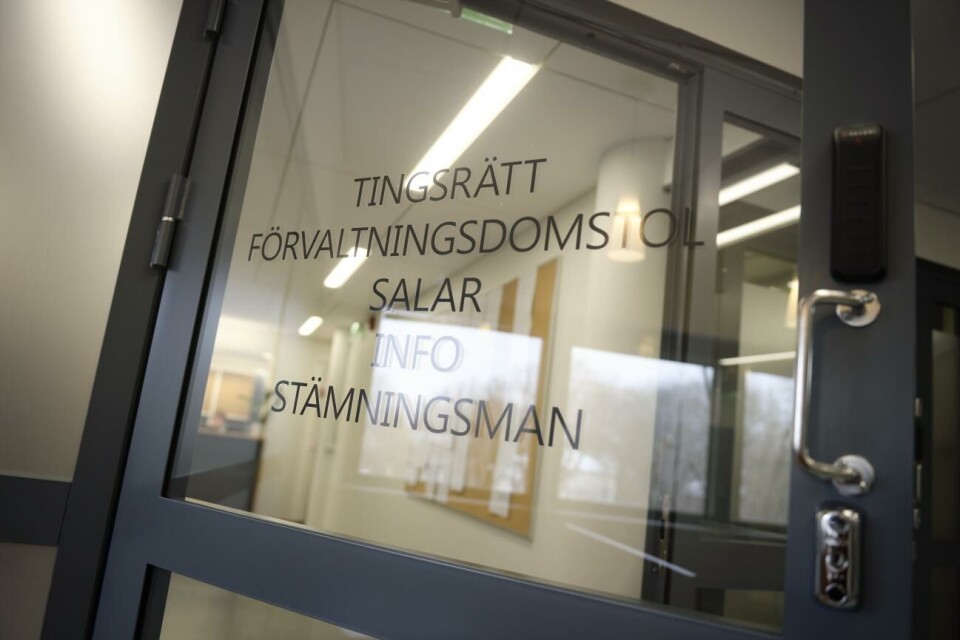 Mannen döms till villkorligt fängelse i sex månader samt djurhållningsförbud i fem år.