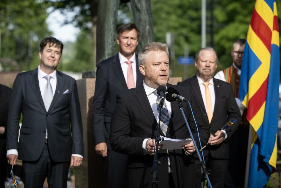 Lagtingsledamot Wille Valve (MSÅ) höll tal vid Julius Sundblom staty.