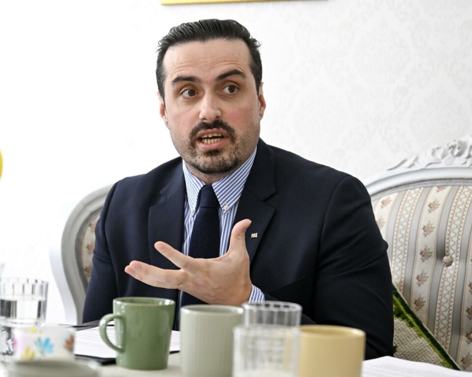 Vårdstrategin viktig pusselbit – så ser tidtabellen ut Social- och hälsovårdsminister Arsim Zekaj betonar att inbesparingarna inom ÅHS ska göras på ett sätt som inte påverkar vårdkvaliteten eller patientsäkerhetenRobert Jansson