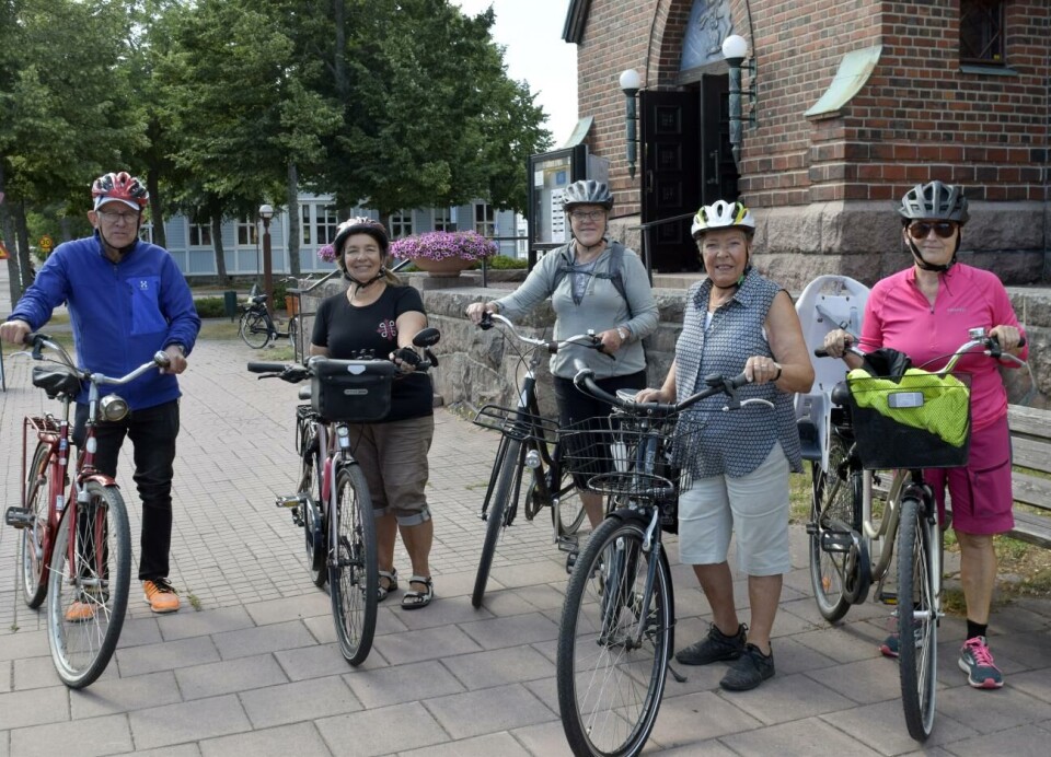 På den första pilgrimscyklingen till S:t Olofsmässan i S:t Olofs kapell i Lemböte deltog Christer Aaltonen, Kiki Alberius-Forsman, Margaretha Flink, Britt-Marie Lundberg och Gita Häggblom. Pilgrimscykling, Christer Aaltonen, Kiki Alberius-Forsman, Margaretha Flink, Britt-MarieLundberg, Gita Häggblom.