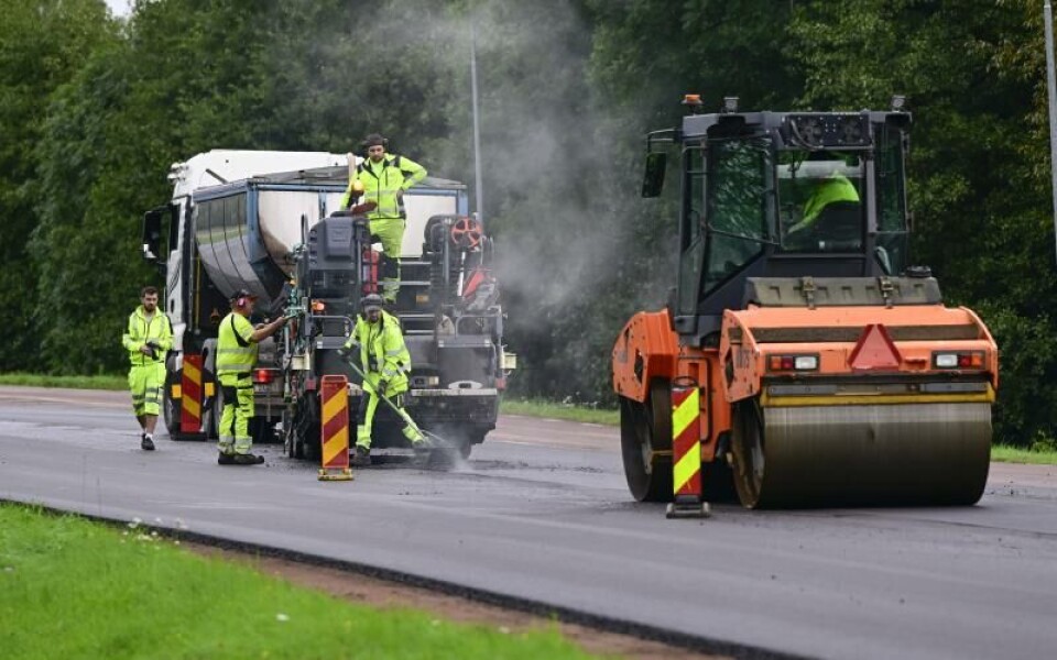 Cirka 2.000 ton asfalt har lagts ut på Österleden. Foto: Robert Jansson