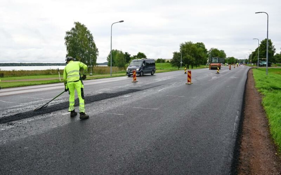 I slutet av veckan återstod bara att få ihop vägbanorna och att kantlägga asfalt.Foto: Robert Jansson