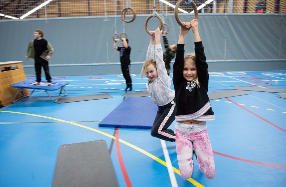Tipsa om sportlovskul! Sportlov, sportlovsaktivitet, sportlovskul, *** Local Caption *** @Bildtext:Tjejerna Saga Jansson och Nathalie Winberg kom från Mariehamn för att leka i Godbyhallen.@Normal:Foto: Daniel Eriksson