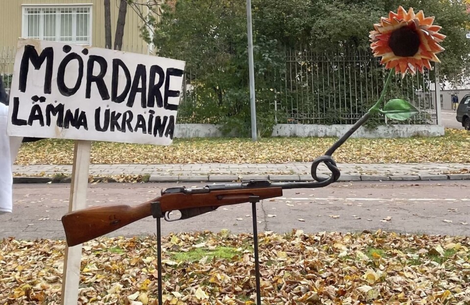 Ett riktigt gevär har används i utformningen av konstverket, vilket lett till ett ärende hos polisen.