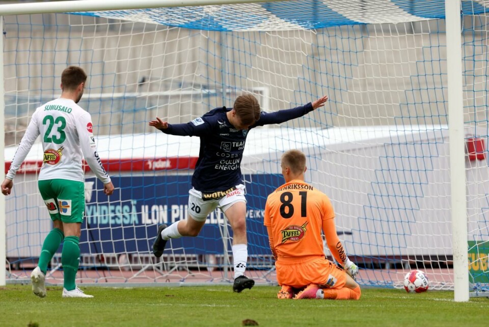 Otto Liimattsa har just nickat in 2–0-målet för AC Oulu i slutet av den första halvleken.