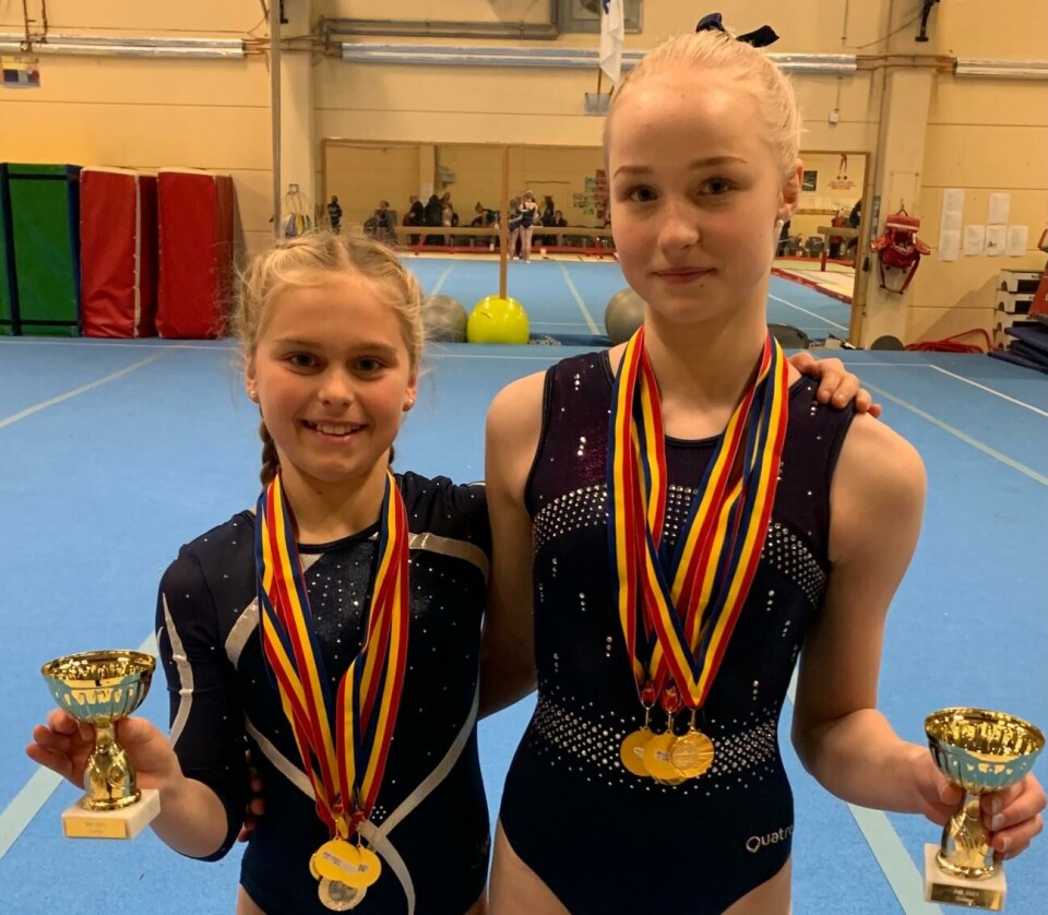 Nova Lundsten (till vänster) och Stina Ekstrand (till höger) är nya ÅM-mästare i gymnastik. Nova bland juniorer och Stina bland seniorer. Foto: Privat