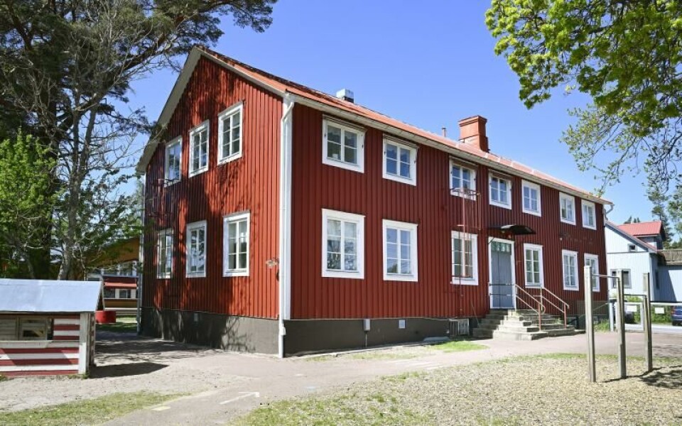 Gamla Sviby skola byggdes 1930, enligt ritningar som skulle representera en ”karaktäristisk åländsk byggnadstyp”. I sommar ska den rivas.Foto: Robert Jansson