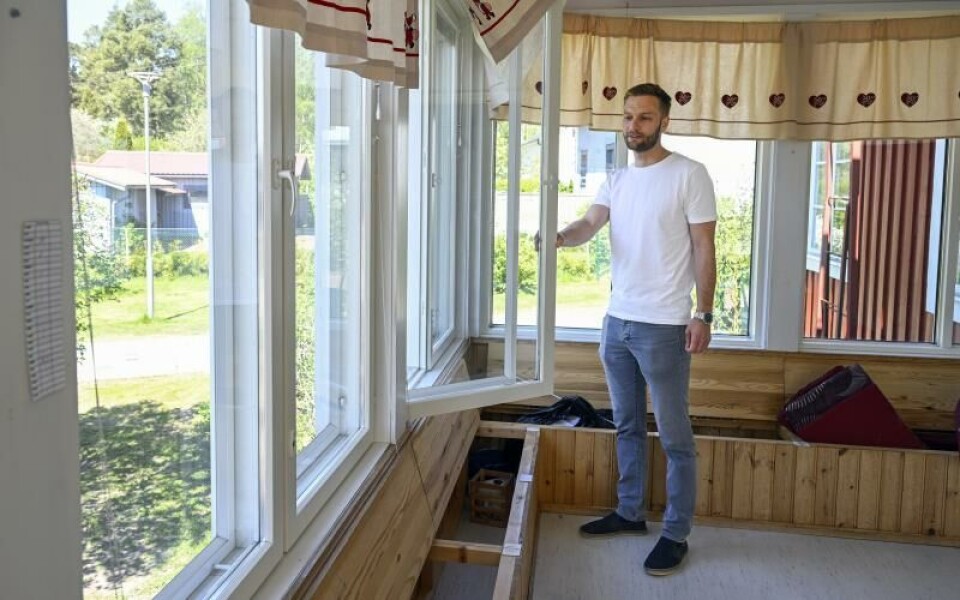 Mattias Olander visar några av de nyare fönstren.Foto: Robert Jansson