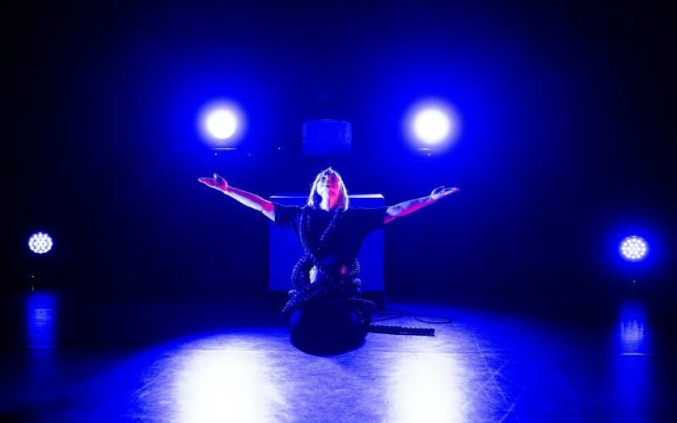 Hanna Kivioja i en scen ur föreställningen”Signalsubstans”.Foto: DANIEL ERIKSSON