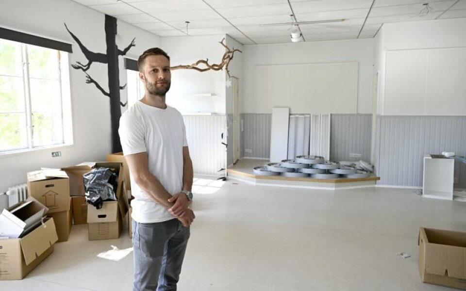 – Det här är ju en byggnad som fyllt sitt syfte i nästan hundra år, säger Mattias Olander, teknisk chef, om huset som varit både skola och daghem.Foto: Robert Jansson