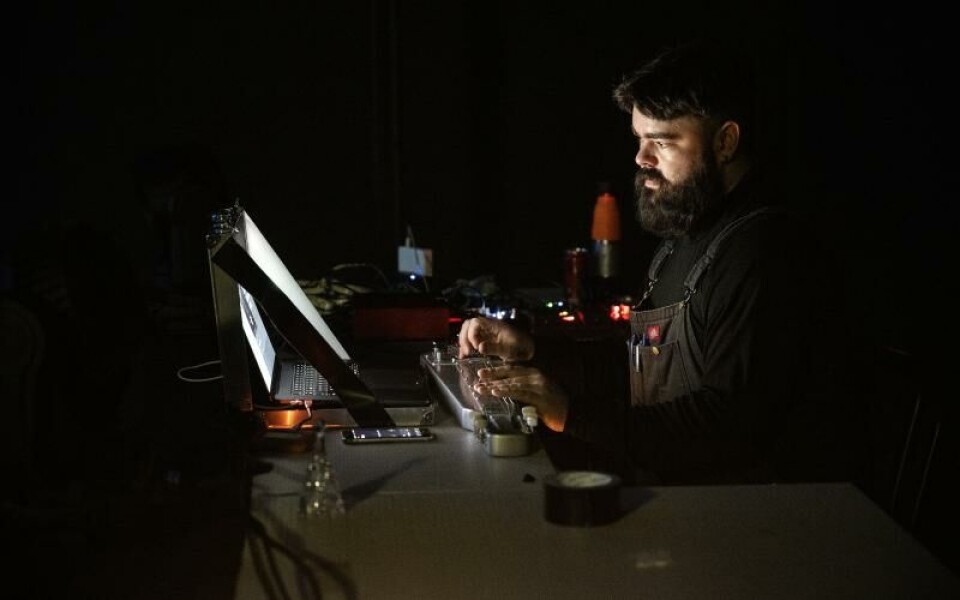 Jakob Lavonius står för musiken i föreställningen.Foto: DANIEL ERIKSSON