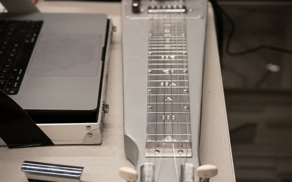 En steelgitarr som Jakob Lavonius och Sanna Isabell har byggt är en av hörnstenarna i dansföreställningens musik. Foto: DANIEL ERIKSSON