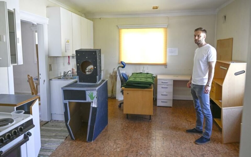 Övervåningen har tidigare fungerat som bostad. Här visar Mattias Olander köket.Foto: Robert Jansson