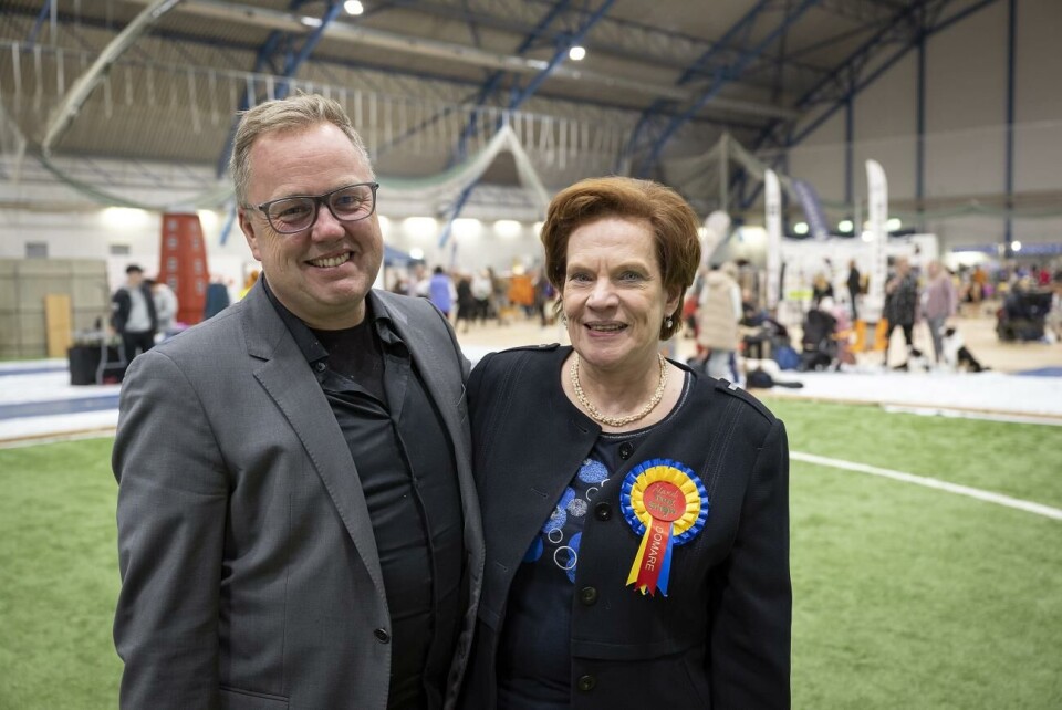 Mikael Nilsson ansvarar för att bjuda in domare till Åland dog show. Han träffade Ingrid Hectors på en hundutställning i Belgien, en bit in i samtalet visade det sig att hon hade en koppling till Åland. Hundar, hund, hundutställning, Åland dog show,