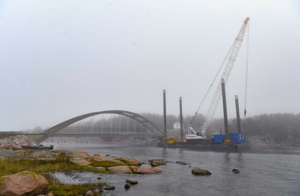 ”Det vore intressant att få en utredning på hur mycket de ansvariga erlagt konsulterna för projektet”, skriver insändarskribenten.Foto: Robert Jansson 101120 , 10112020 , 20201110 , Bomarsund , Eriksson Bygg Ab , påbörjade arbetet med nya Bomarsundsbron , först görs pålningsarbete för den tillfälliga bron som placeras söder om gamla bron , pråm , kran , lyftkran