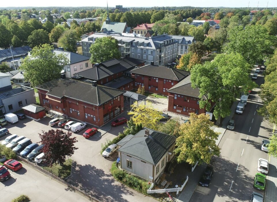 Hälsans hus förordas som demenscenter av äldrerådet, äldreomsorgsnämnden och stadsdirektören. Men demensföreningen tycker inte att det kvalificerar sig som ett alternativ över huvud taget. Hälsans hus förordas som demenscenter av äldrerådet, äldreomsorgsnämnden och stadsdirektören. Men demensföreningen tycker inte att det kvalificerar sig som ett alternativ över huvud taget.@Normal_indrag:Robert Jansson
