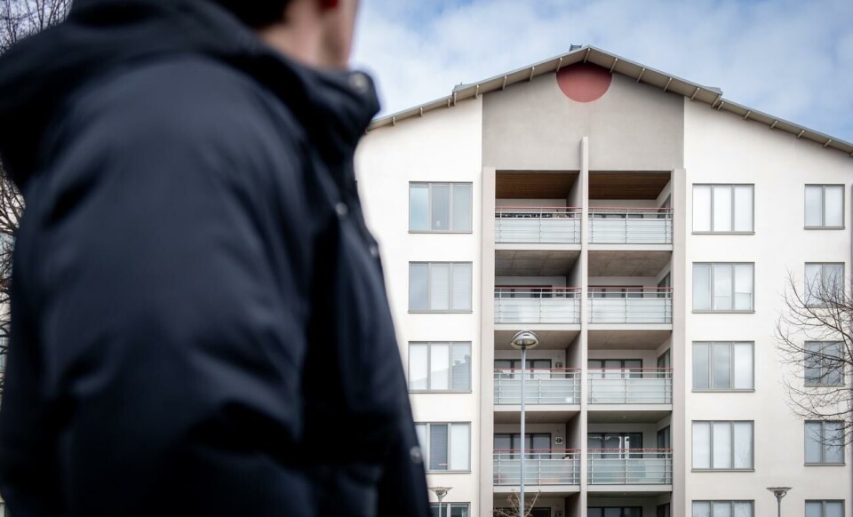 Åland har brist på förmånliga hyreslägenheter, vilket leder till problem för personer med låga inkomster. Mariehamn har flest offentligt ägda hyreslägenheter. Två kommuner på Åland äger inga lägenheter.