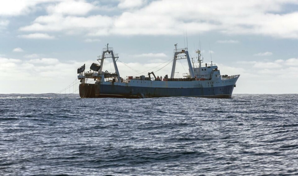 Det industriella trålfisket hör inte hemma i ett hållbart samhälle. Det är dags förbjuda det helt i Östersjön.Foto: Istock Commercial fishing trawler is fishing for marine fish and seafood in oceanic waters. Large fishing vessel lifts trawl tackle in the southern waters of the Atlantic.