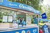 Det åländska kompisgänget var 14-15 år när de startade Ramsholmens glasskiosk 2017. “Ja, bara man har rätt inställning så är allt möjligt”, konstaterade Anni Eriksson i en intervju med Ålandstidningen.Alice Åkerblom