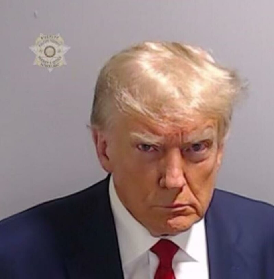 Donald Trump använder ivrigt den ”mug shot”, som togs i samband med att han arresterades och sedermera släpptes mot borgen i Georgia, för att samla in mer pengar och skapa större stöd.Foto: Sheriffmyndigheten i Fulton Donald Trump använder ivrigt den ”mug shot”, som togs i samband med att han arresterades och sedermera släpptes mot borgen i Georgia, för att samla in mer pengar och skapa större stöd.