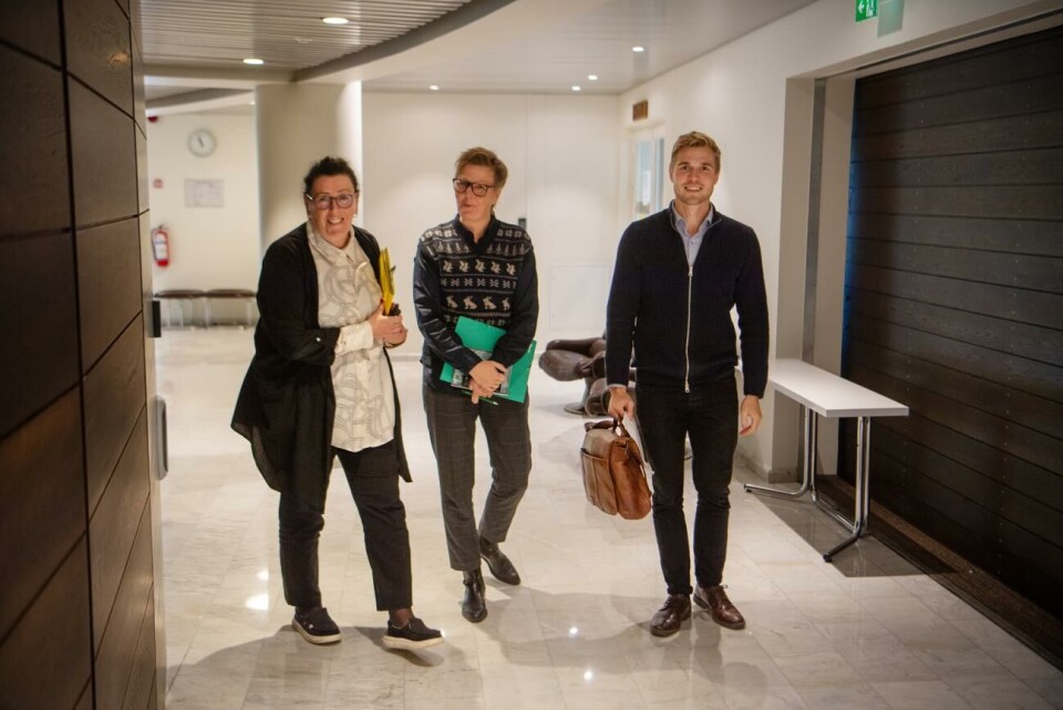 På måndag lämnar Veronica Thörnroos (till vänster) uppdraget som talman och inleder därmed på allvar generationsskiftet i Centern. Viceordförandena Annika Hambrudd och Jesper Josefsson är de främsta kandidaterna till att leda partiet i det förnyelsearbetet som nu både väntar och behövs.Foto: Fredrik Ytterström På måndag lämnar Veronica Thörnroos (till vänster) uppdraget som talman och inleder därmed på allvar generationsskiftet i Centern. Viceordförandena Annika Hambrudd och Jesper Josefsson är de främsta kandidaterna till att leda partiet i det förnyelsearbetet som nu både väntar och behövs.