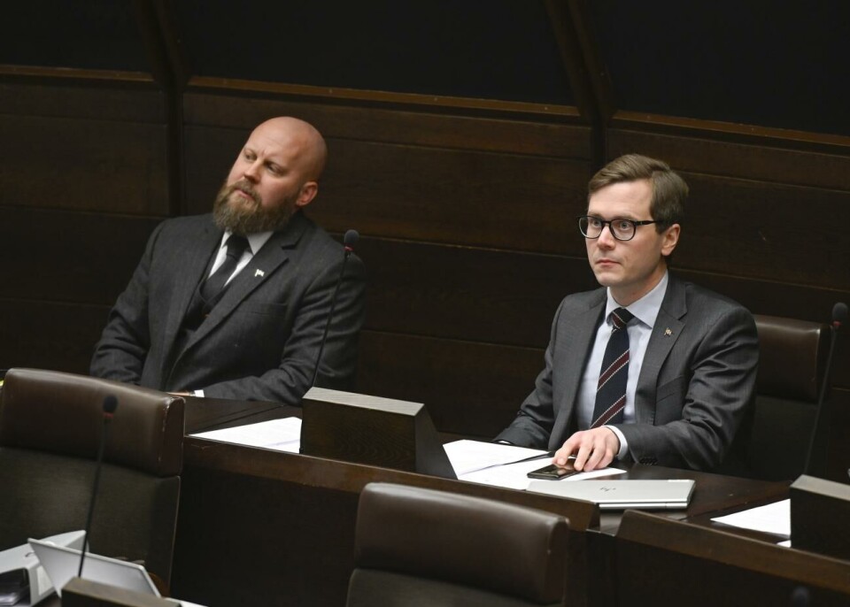 Obunden samling vill att den åländska flyktingförläggningen uteslutande ska finns för ukrainska flyktingar. Det sade Christian Wikström (till höger) i lagtinget under budgetdebatten. Till vänster Wikströms partikamrat Johan Lindström. Obunden samling vill att den åländska flyktingförläggningen uteslutande ska finns för ukrainska flyktingar. Det sade Christian Wikström (till höger) i lagtinget under budgetdebatten. Till vänster Wikströms partikamrat Johan Lindström. Robert Jansson