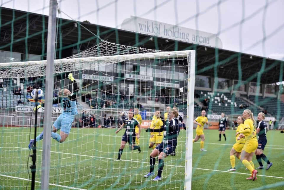 Ett frisparksmål signerat Monica Hagström efter en timmes spel betydde 6–0