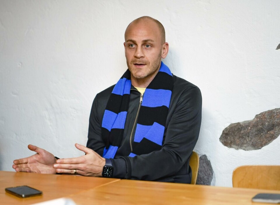 FC Åland-tränaren Daniel Sjölund kliver in som assisterande tränare i IFK Mariehamn. 091121 , 09112021 , 20211109 , Daniel Daja Sjölund börjar som huvudtränare och sportchef i FC Åland , Daniel Sjölund , Daja , fotboll , fotbollstränare , bilden tagen i FC Ålands klubblokal *** Local Caption *** @Bildtext:Utveckling framför resultat. Det är i alla fall Daniel Daja Sjölunds melodi när han nu tar över huvudansvaret i FC Åland. Sedan är det inte omöjligt att det ena leder till det andra ändå, säger 38-åringen.@Foto:Foto: Robert Jansson