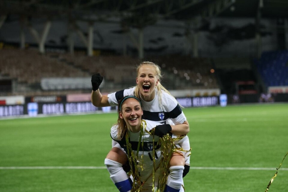Så här glada var Adelina Engman och Nora Heroum när Finland säkrade sin plats i sommarens EM-slutspel. Foto: Juha Tamminen