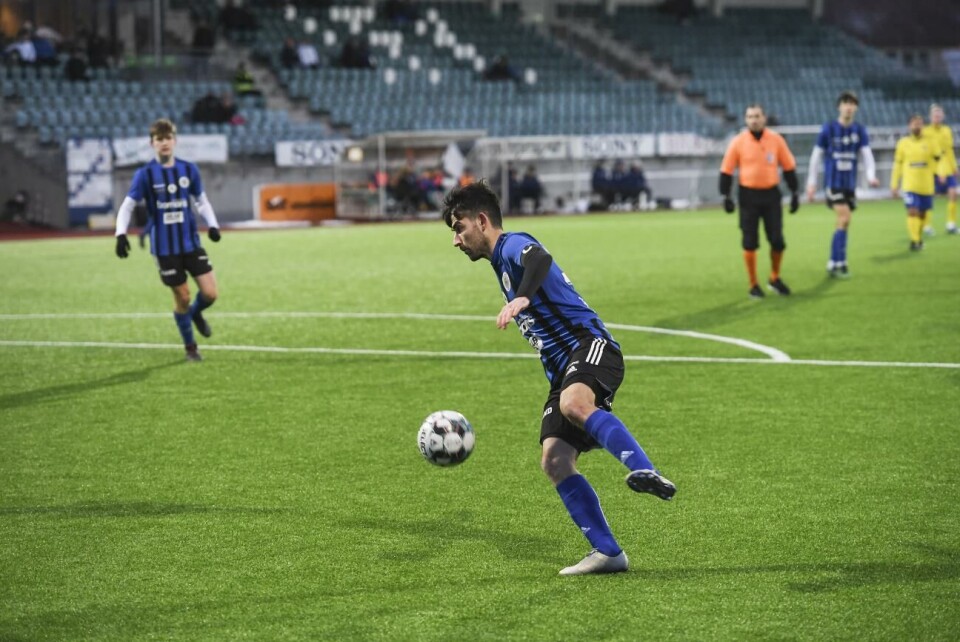 I fjol tog sig FC Åland till den fjärde omgången av Finlands cup. Här ser vi Rezgar Amani med bollen i den första omgången, då man slog division 4-laget FC HIK från Hangö med 3–0. Fotboll, FC Åland - Hangö IK, Rezgar Amani