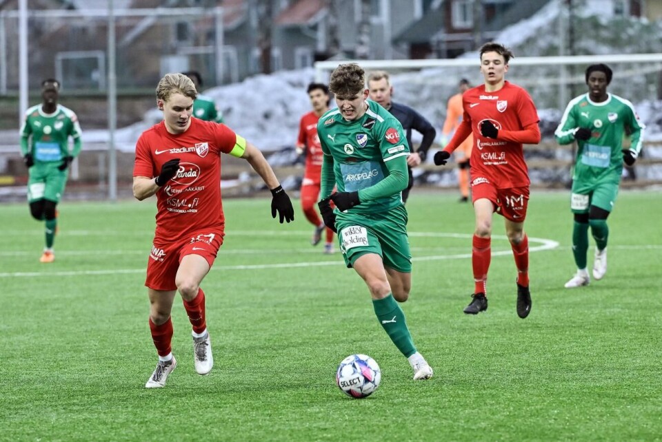 Leo Andersson är en av fyra ålänningar som finns med i kvällens startelva mot RiPS. En annan ålänning som nätade var mittfältskollegan Leo Andersson, 19.