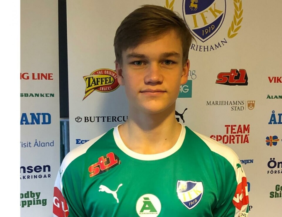 Oscar Wiklöf har skrivit på sitt första A-lagskontrakt med moderklubben IFK Mariehamn. Foto: IFK Mariehamn