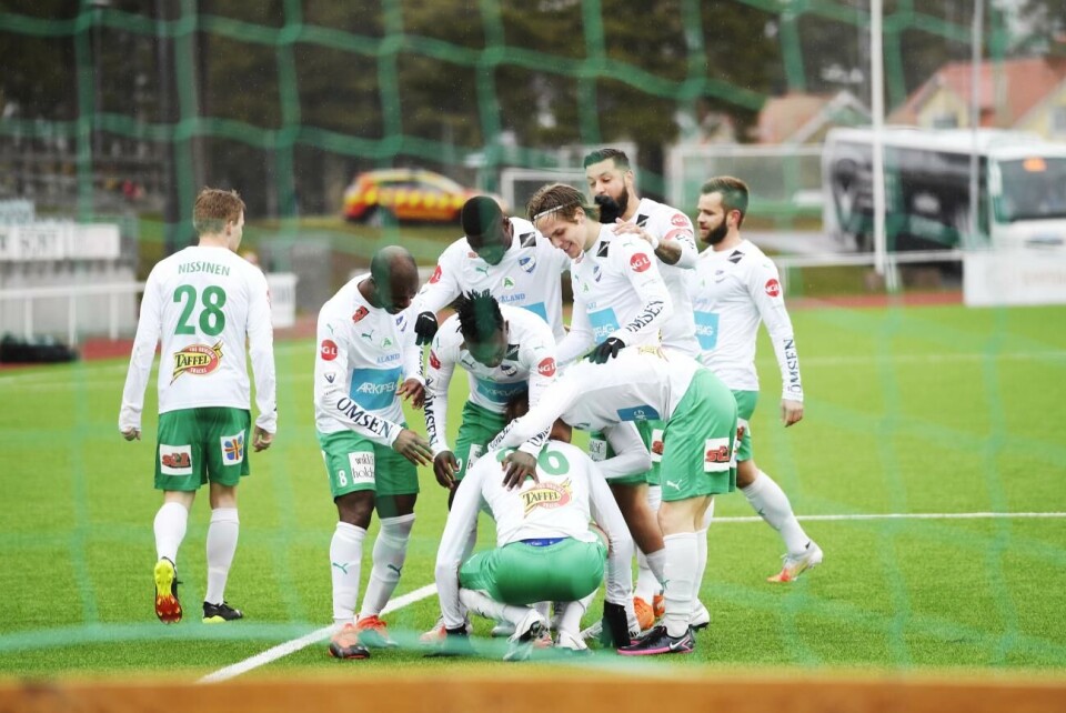 IFK Mariehamn lyckades göra tre mål på bara fyra minuter i den första halvleken. Här ser vi laget omfamna Joel Mattsson, efter att han gjort 2-0. Foto: Daniel Eriksson