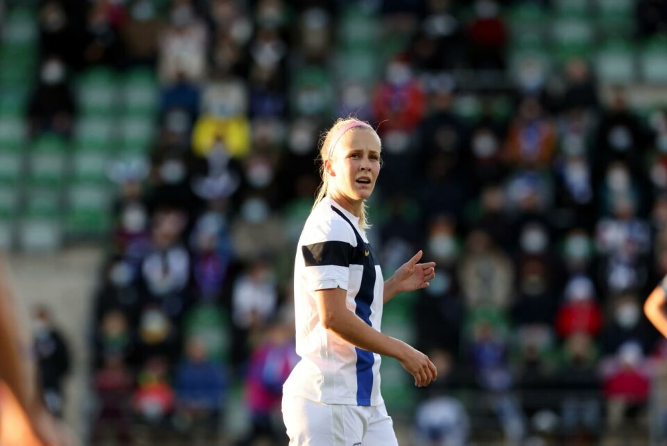 Frågan är om landslagsspelaren Adelina Engman får medverka i dagens cupfinal mellan Hammarby och BK Häcken? ”Jag förbereder mig för att ta plats på läktaren”, säger ålänningen, som alltså inte fått speltid på över tre veckor. Ytterligare en förlust för Adelina Engmans Finland inför sommarens EM-slutspel.
