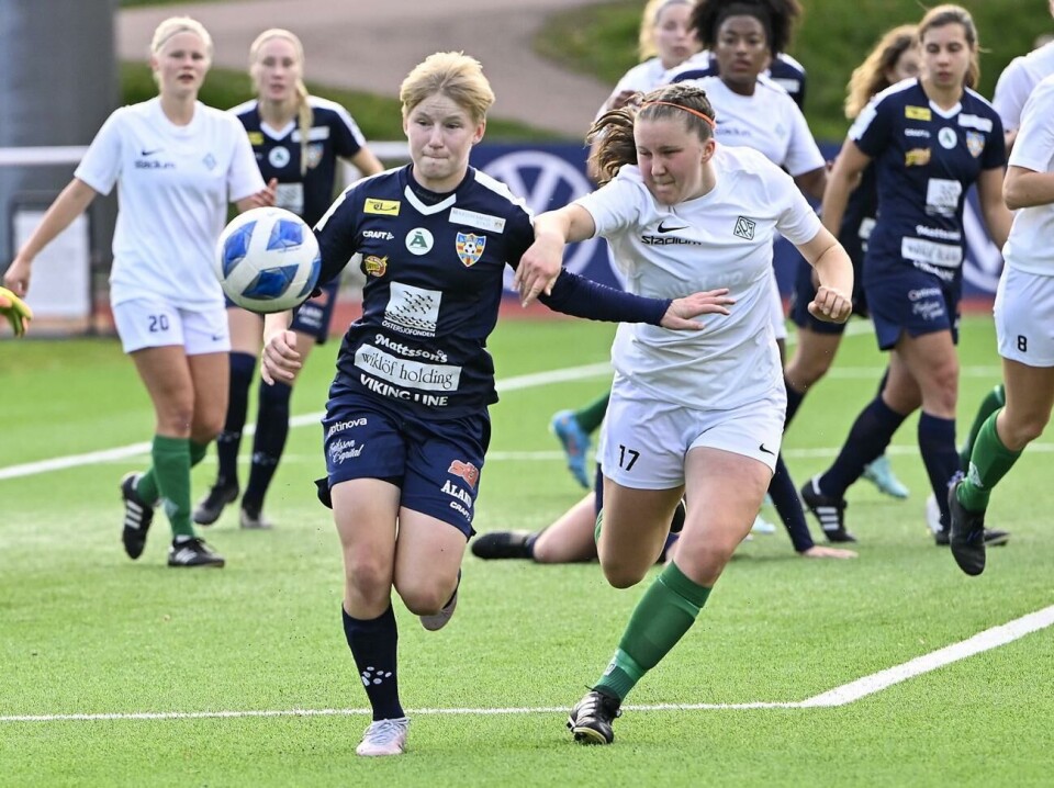 Olivia Ulenius spelade drygt en timme i EM-kvalets första match. 15-åriga supertalangen Olivia Ulenius har verkligen tuffat till sig under säsongen. Mot HPS tog hon för sig både med och utan boll.
