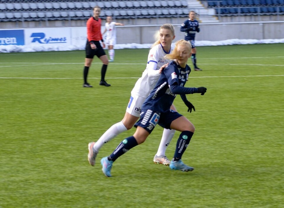 Åländska innermittfältaren Olivia Mattsson stannar i Växjö DFF ytterligare en säsong. 050322 , 05032022 , 20220305 , Fotboll , Olivia Mattsson (8) som nu spelar i Elitettanlaget Växjö DFF *** Local Caption *** @Bildtext:Så här långt in på försäsongen har Olivia Mattsson en given plats i Växjölagets startelva. I lördags spelade hon från start och hela matchen.@Normal:Foto: Victor Sundqvist