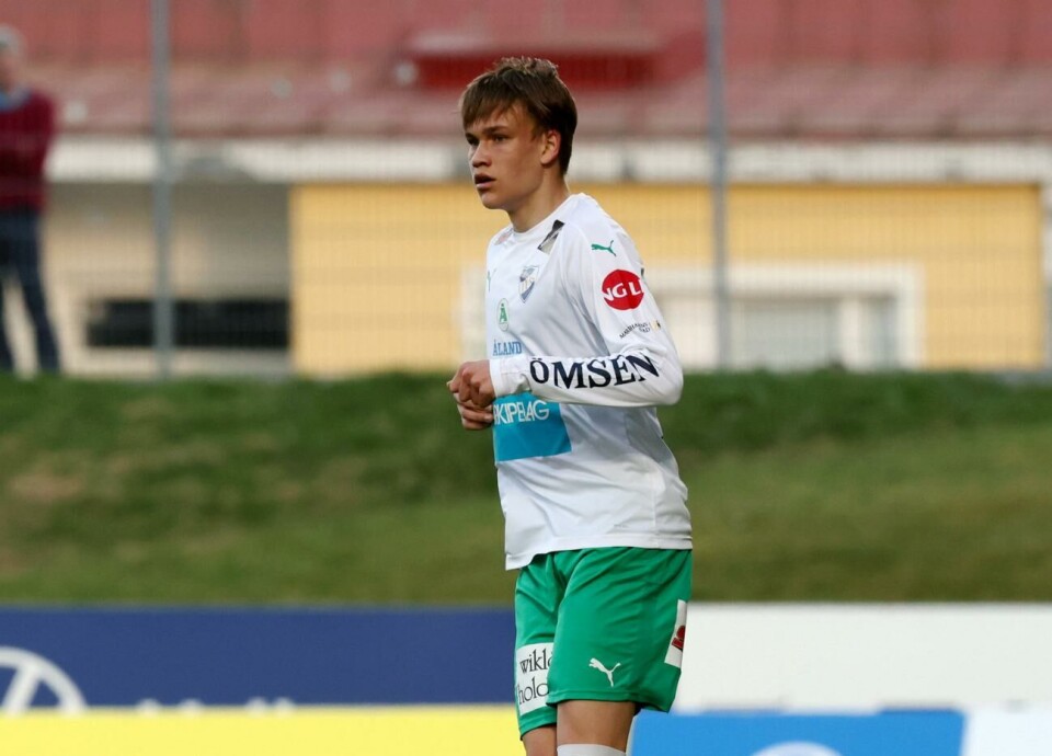 Oscar Wiklöf synas av SC Freiburg.