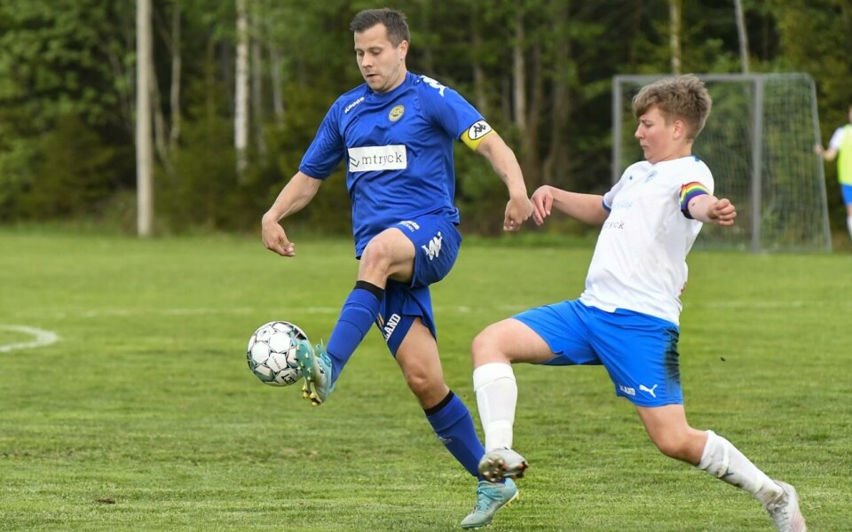Tunga beskedet: ”Hicken” lägger ner sitt herrlag Hammarlands IK har inte anmält något lag till Upplandsserien i år. ”Vi får se om vi tar nya tag nästa år”, säger fotbollssektionens Magnus Gunnarsson. Bilden är från ett lokalderby 2022 då HIK mötte Jomala IK 2. Där ser vi HIK_s Jonas Welander och JIK_s William Moliis.