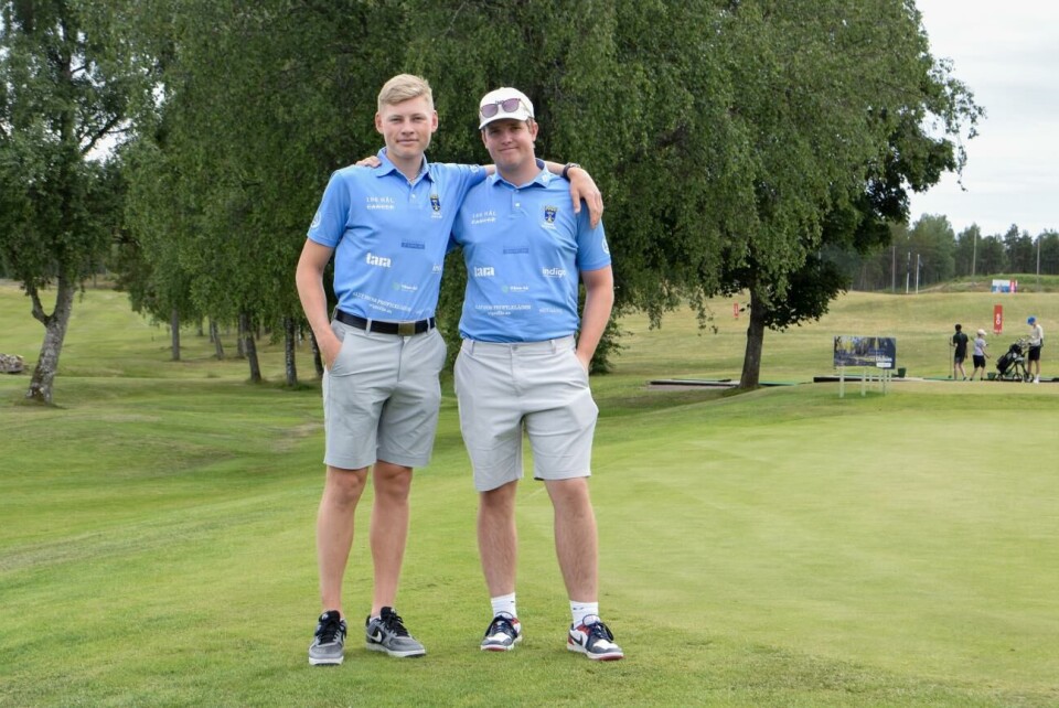 Felix Holmberg och Alvar Nordlund spelade golf i 20 timmar för att samla in pengar till Ålands cancerförening.