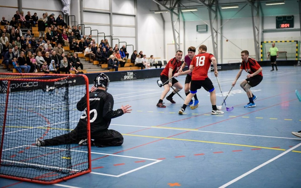 Lokala innebandysäsongen skjuts fram Den lokala innebandysäsongen skjuts fram ett par veckor.