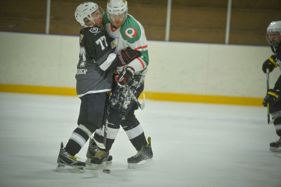 Det bjöds på en tät kamp i lördagens match mellan Roosters HC och IFK Seniors.