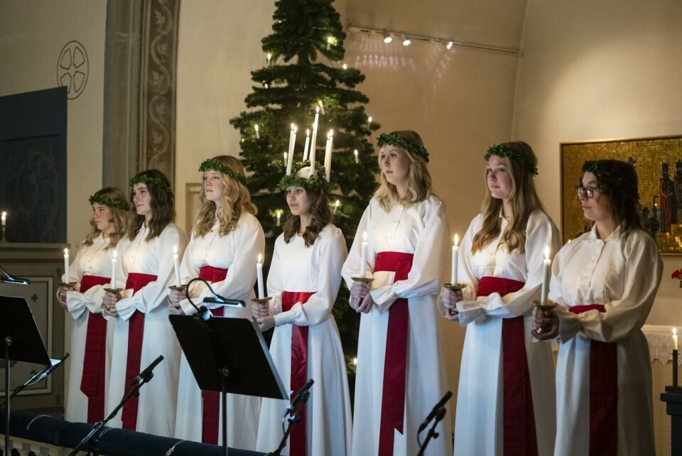 Luciagruppen med Fanny Jörgensen, Emma Sahlin, Klara Westerlund, TindraKarlsson, Emilia Strandvik, Smilla Påvall och Elin Lindholm gjorde 50 framträdanden runtom på Åland. Bilden är från kröningen. Lucia, luciakröning, Fanny Jörgensen, Emma Sahlin, Klara Westerholm, Tindra KArlsson, Emilia Strandvik, Smilla Påvall, , Elin Lindholm