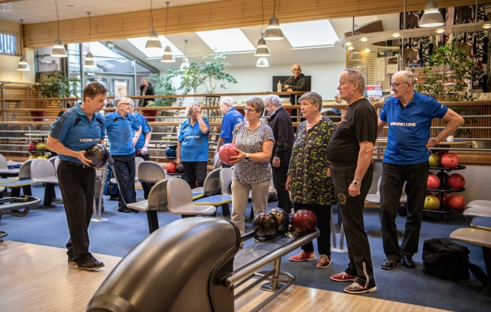 Charles Nylund ger råd om hur man ska hålla klotet och hur man ska tänka när man bowlar. Gunilla Ekqvist, Helka Andersson och Kenneth Eriksson lyssnar. 160323 , 16032023 , 20230316