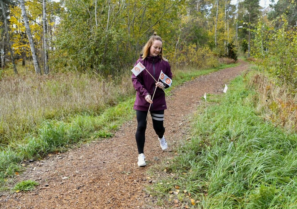 Motionsförbundets Hanna Sivén-Bell konstaterar att så gott som samtliga flaggmarkeringar i Jomalaskogen saknades när loppet skulle börja. Hanna Sivén-Bell