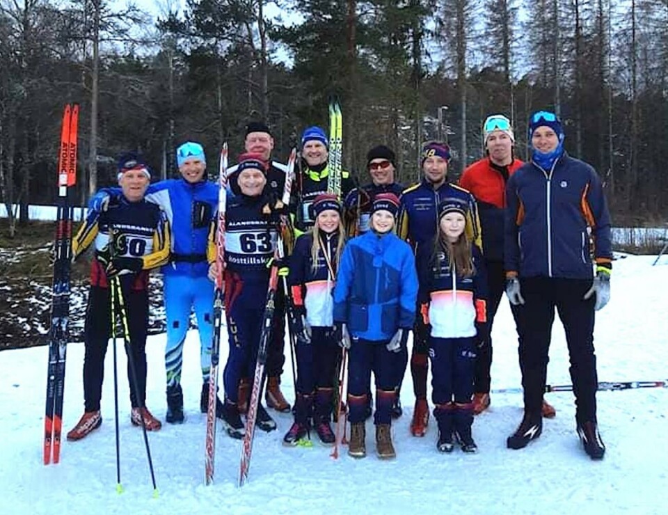 Roland Johansson, Lennart Holmström, Torvald Eriksson, Björn Wahlsberg, Göran Johansson, Matilda Söderström, Julia Söderström, Henrik Söderström, Kim Eriksson, Elvira Odenborg, Tommy Danielsson och Jerry Danielsson skidade LUIA-mästerskapen. Foto: Tomas Eriksson