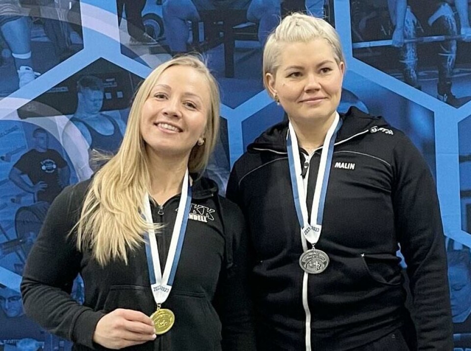 Det blev dubbla FM-medaljer för Ålands kraftsportklubb (ÅKK) i FM i bänkpress. Guld till Stina Lindell (till vänster) och silver till Malin Olofsson (till höger).