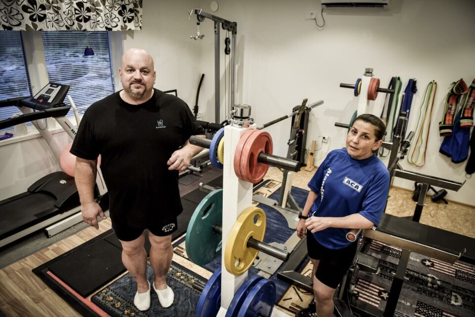 Kenneth och Marcela Sandvik kan se fram emot ytterligare ett världsmästerskap. Sedan i vintras tränar paret Kenneth och Marcela Sandvik nästan helt och hållet hemifrån, i sitt nya gym. ”Egentligen är det ett förråd som vi har byggt om”, berättar Kenneth Sandvik.@Foto:Hülya Tokur-Ehres