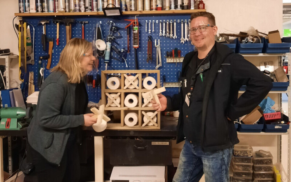 Alltid miljöfokus hos Feja Idékläckaren Elinda Fredman i ivrig diskussion med verkställaren Markus Öhman angående detaljerna på det senaste projektet toapappershållaren, även den gjord av lastpallar.