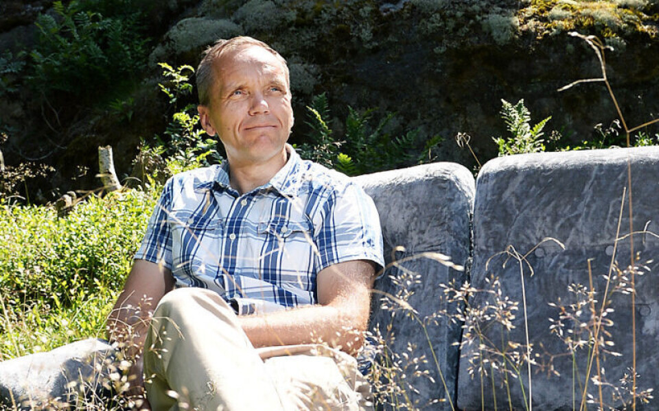 “Pandemin sätter vår solidaritet på prov” Björn Vikström sitter på en soffa i solskenet