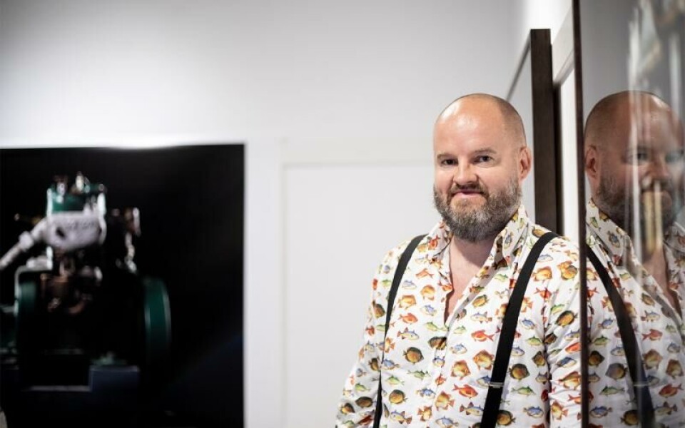 Båtmotorer kan ses som en spegel av livets resa. Kenneth Bamberg utforskar temat i sin nya utställning ”The Young Boy and the Sea: Beyond the Horizon”. Foto: Hulya Tokur Ehres